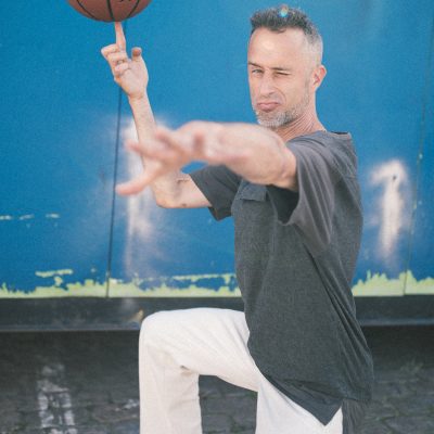 Arnold Bball Finger Funny pose